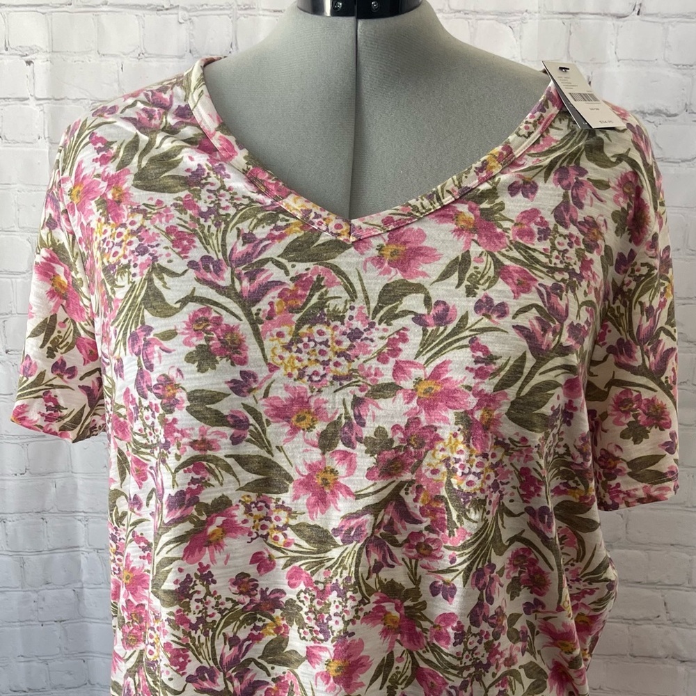 NWT Lane Bryant Floral V-Neck Top, Ruched Sides, Short Sleeve Size 26/28